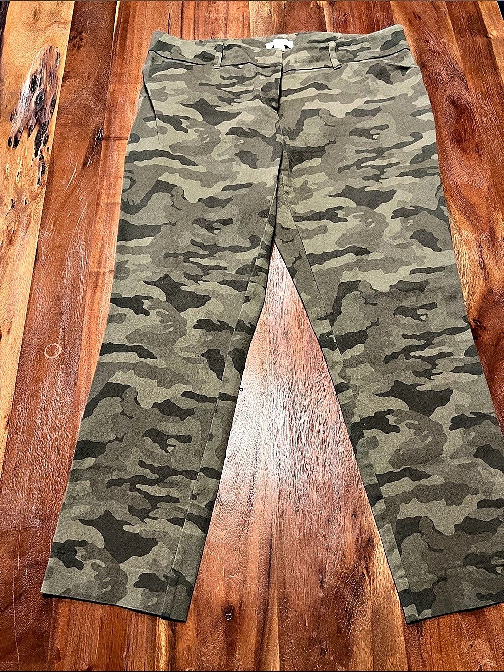 New York & Company Camo Straight Leg Pants in Green & Black Size Small